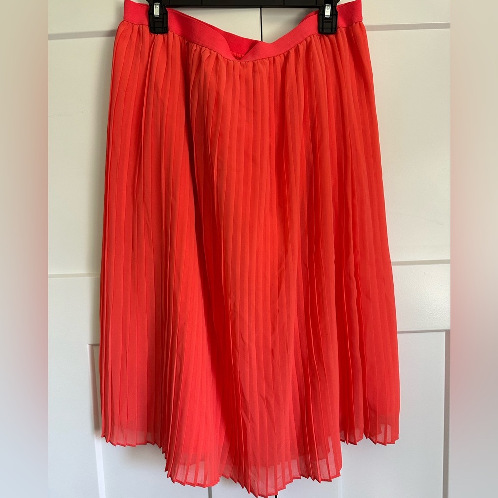 Coral pleated skirt — nwot
